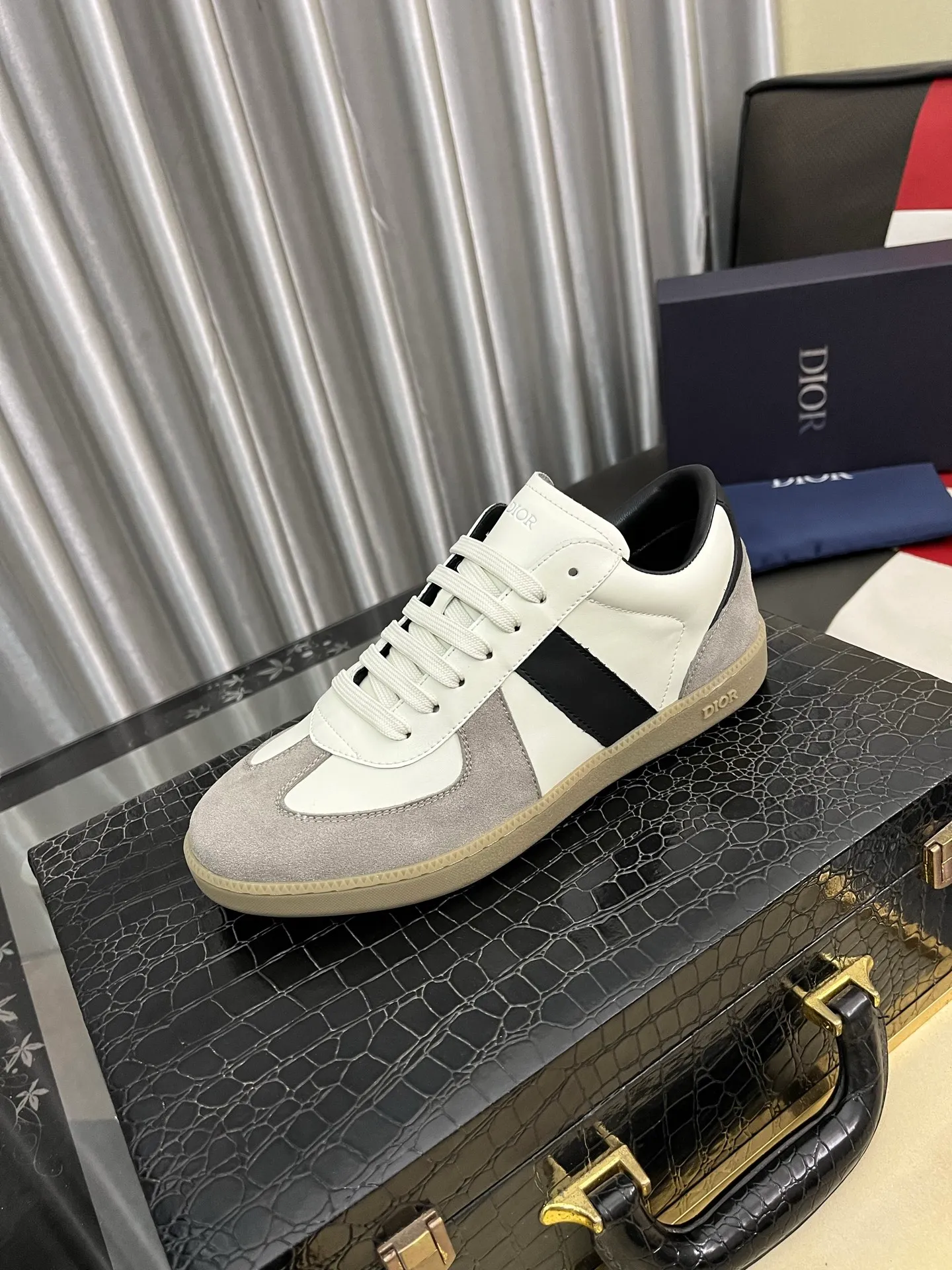 Men's shoes💰380⌚️⌚️[Dior] Dior's new men's genuine leather casual shoes, the highest version on the market, any comparison is welcome🆚! The original leather has excellent texture and is super high-end! Fetal sheep net lining imported from Italy, removable pad! Luxurious materials and fine workmanship, highly recommended! Code number: 38-44